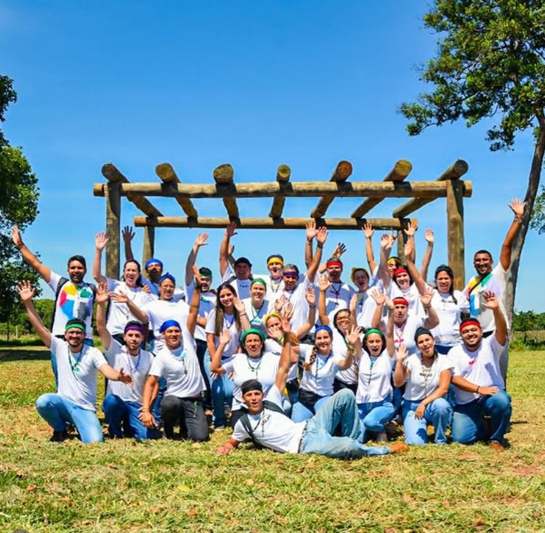 Grupo de campistas reunido ao ar livre